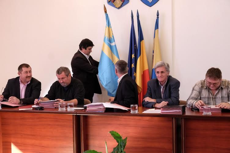 Mai multe steaguri din sala de şedinţă a CJ Covasna, înlăturate la somația instanței