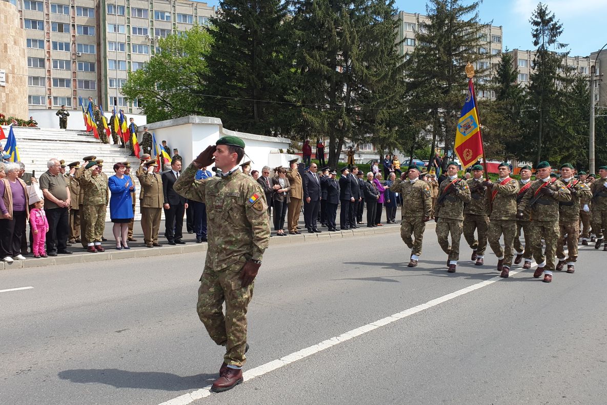 VIDEO. Depuneri de coroane şi defilarea gărzii de onoare de 9 Mai la Sfântu Gheorghe