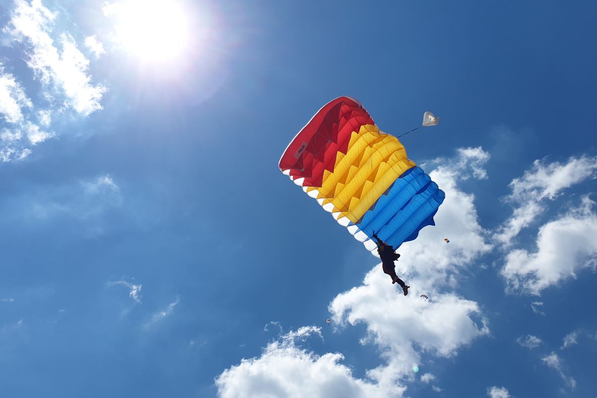 VIDEO. Ziua Drapelului Naţional, sărbătorită cu paraşutişti la Sfântu Gheorghe