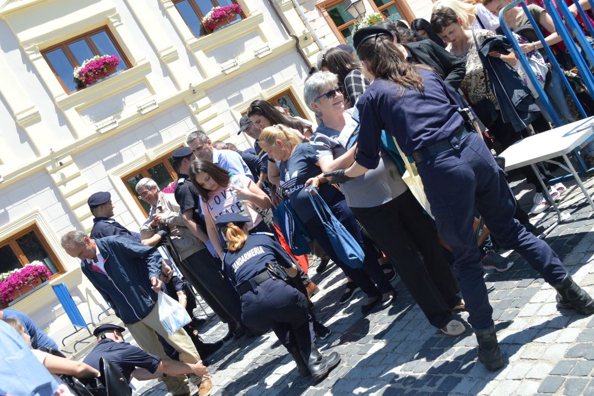 Polițiștii covăsneni, alături de copii de 1 iunie