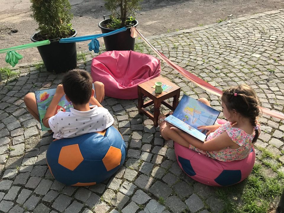Spațiu de joacă pentru copii și terasă pentru cititul în aer liber, în fața Bibliotecii TAM