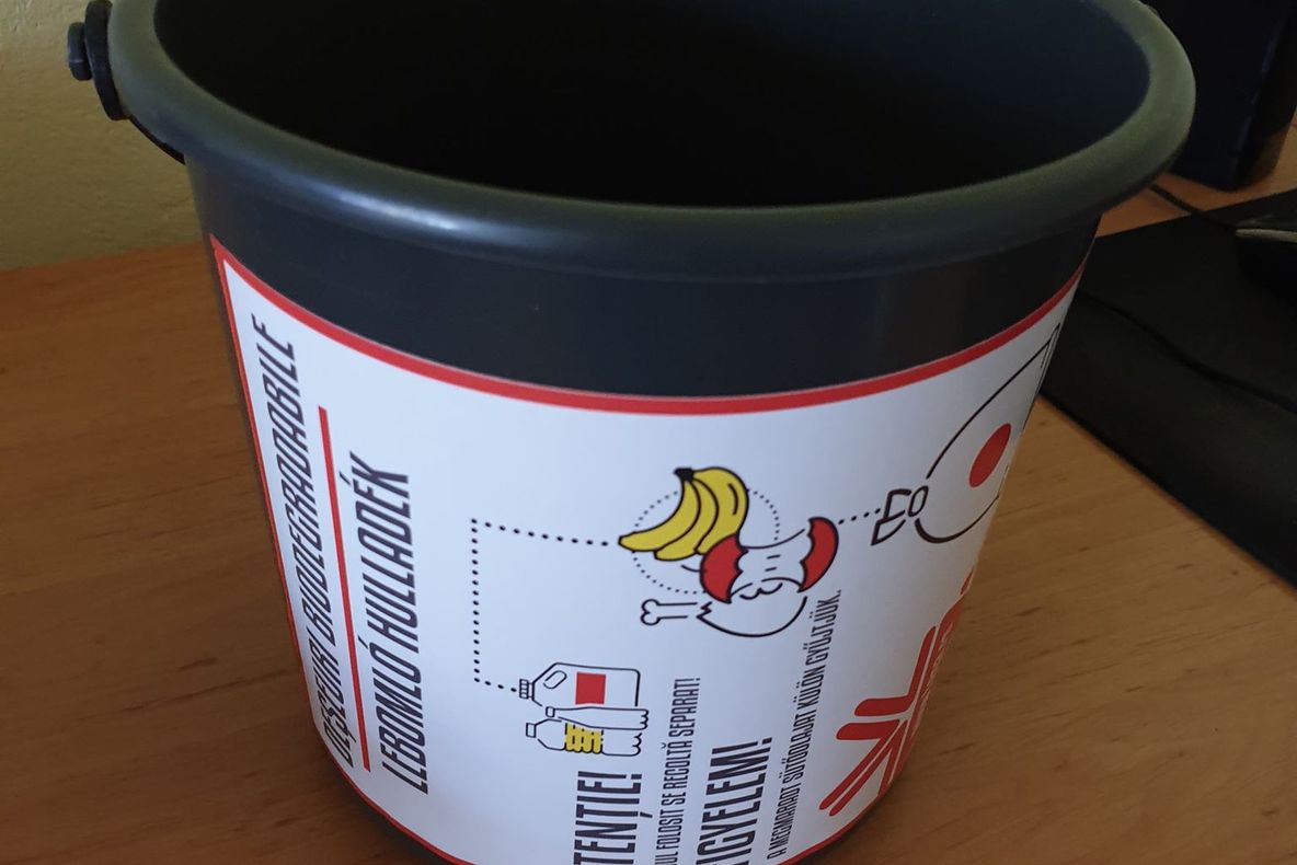 Recipiente pentru deşeurile biodegradabile la mai multe blocuri din Sfântu Gheorghe