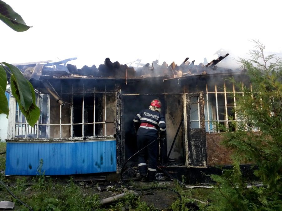 Incendiu joi dimineaţă la o brutărie din Arcuş