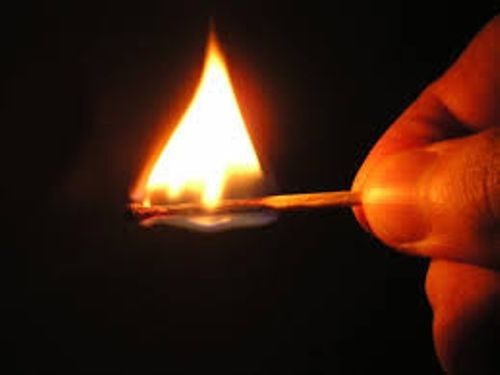 „Pasiunea” de a incendia diverse bunuri i-a adus un dosar penal unui tânăr din Ozun