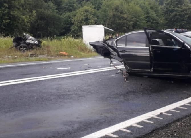 Covăsnean implicat într-un accident pe DN1 în județul Sibiu. Una dintre mașini s-a rupt în două