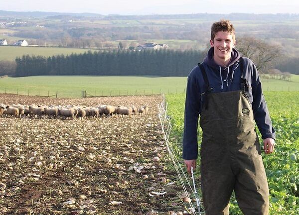 Până la 1.000 lei lunar pentru fermierii covăsneni care angajează tineri