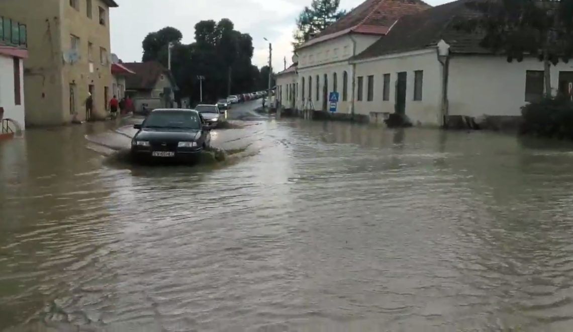 Sistem de pompare a apei – soluţia autorităţilor locale din Sfântu Gheorghe pentru străzile inundate de ploi