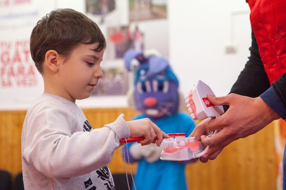 Lecţii de igienă orală cu voluntarii Crucea Roșie, în şcolile din judeţul Covasna