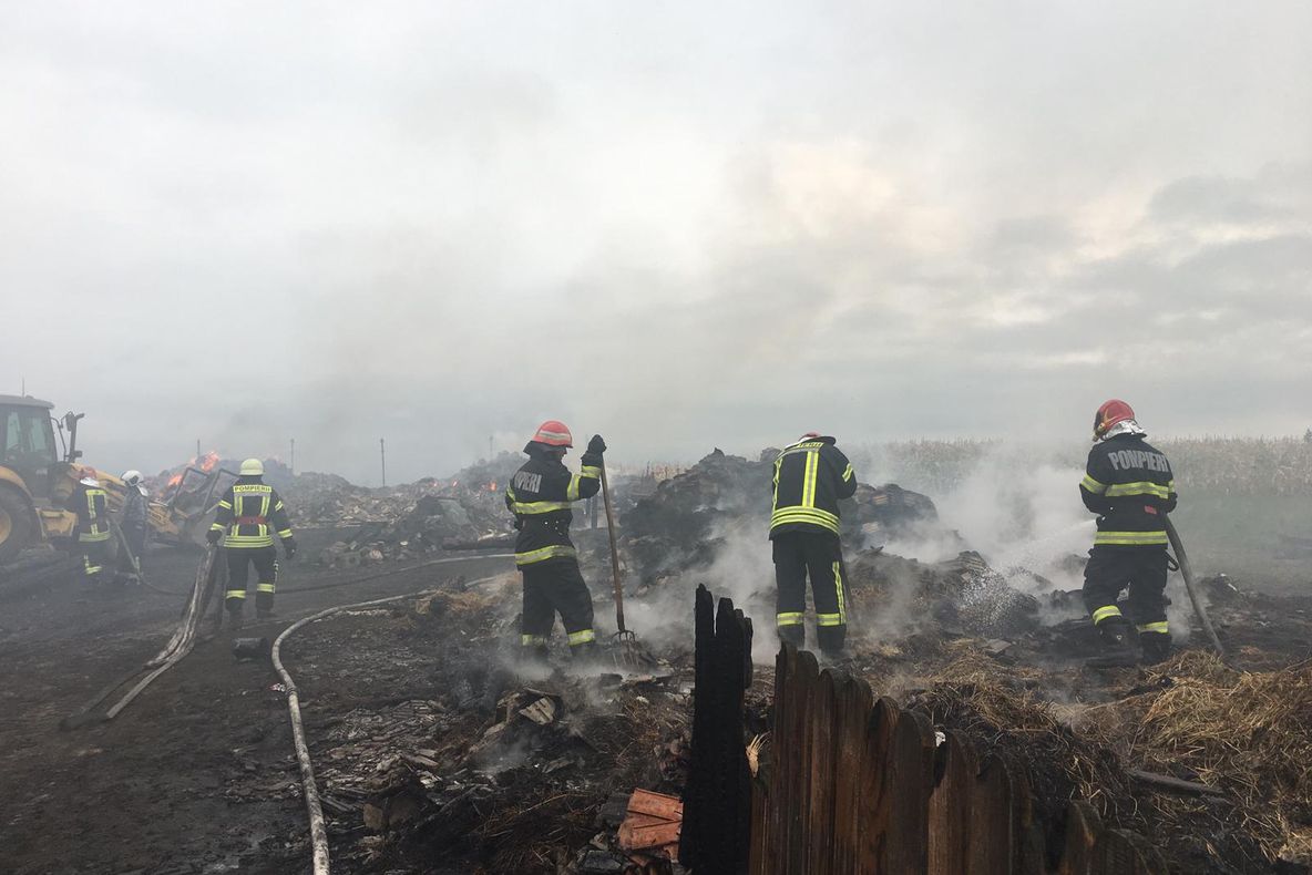 VIDEO. ISU Covasna intervine de 7 ore la un incendiu puternic în Surcea