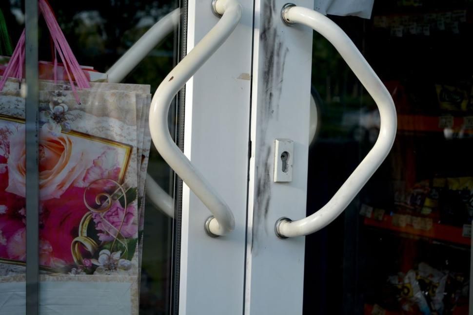 Hoţul de ţigări din Sfântu Gheorghe, arestat pentru 30 de zile, după ce a spart 4 magazine în ultimele două luni