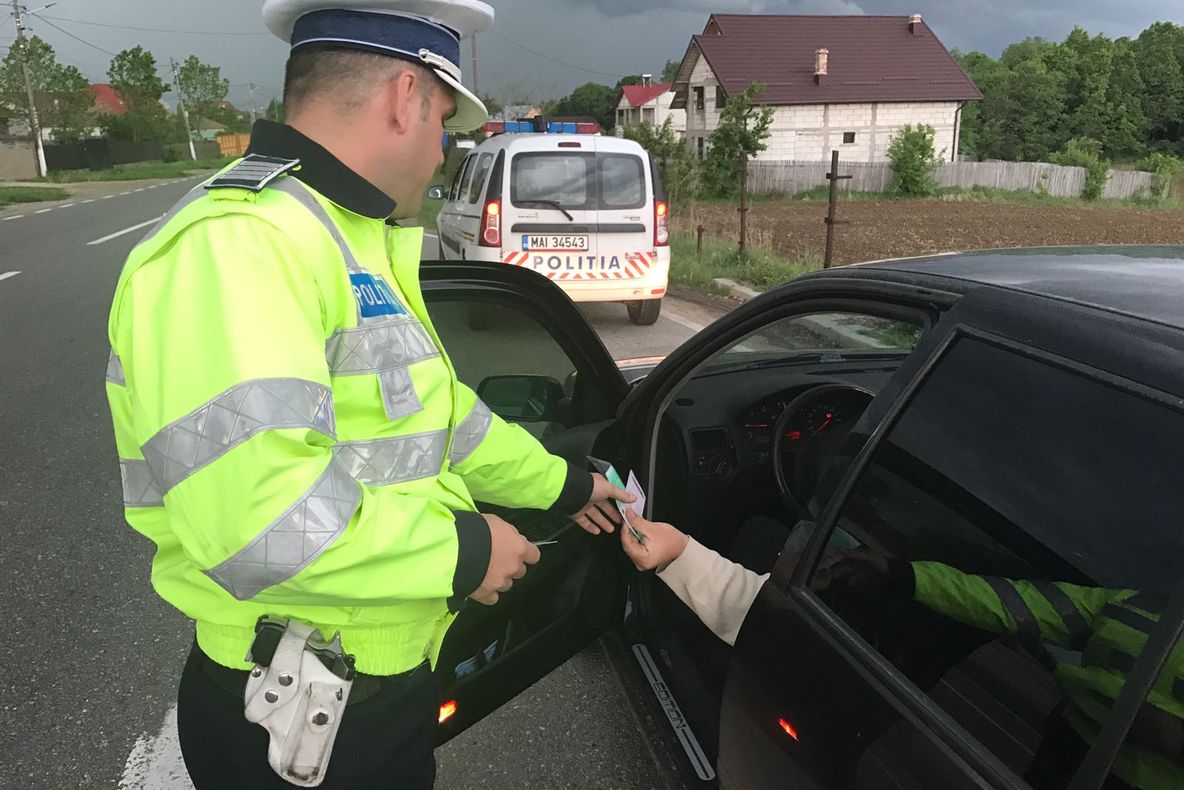 Fără permis la volan, a schimbat locul cu alt pasager