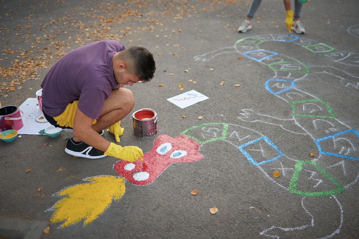 Desene şi jocuri pe asfalt în curtea mică a Liceelor Mikes / Mikó