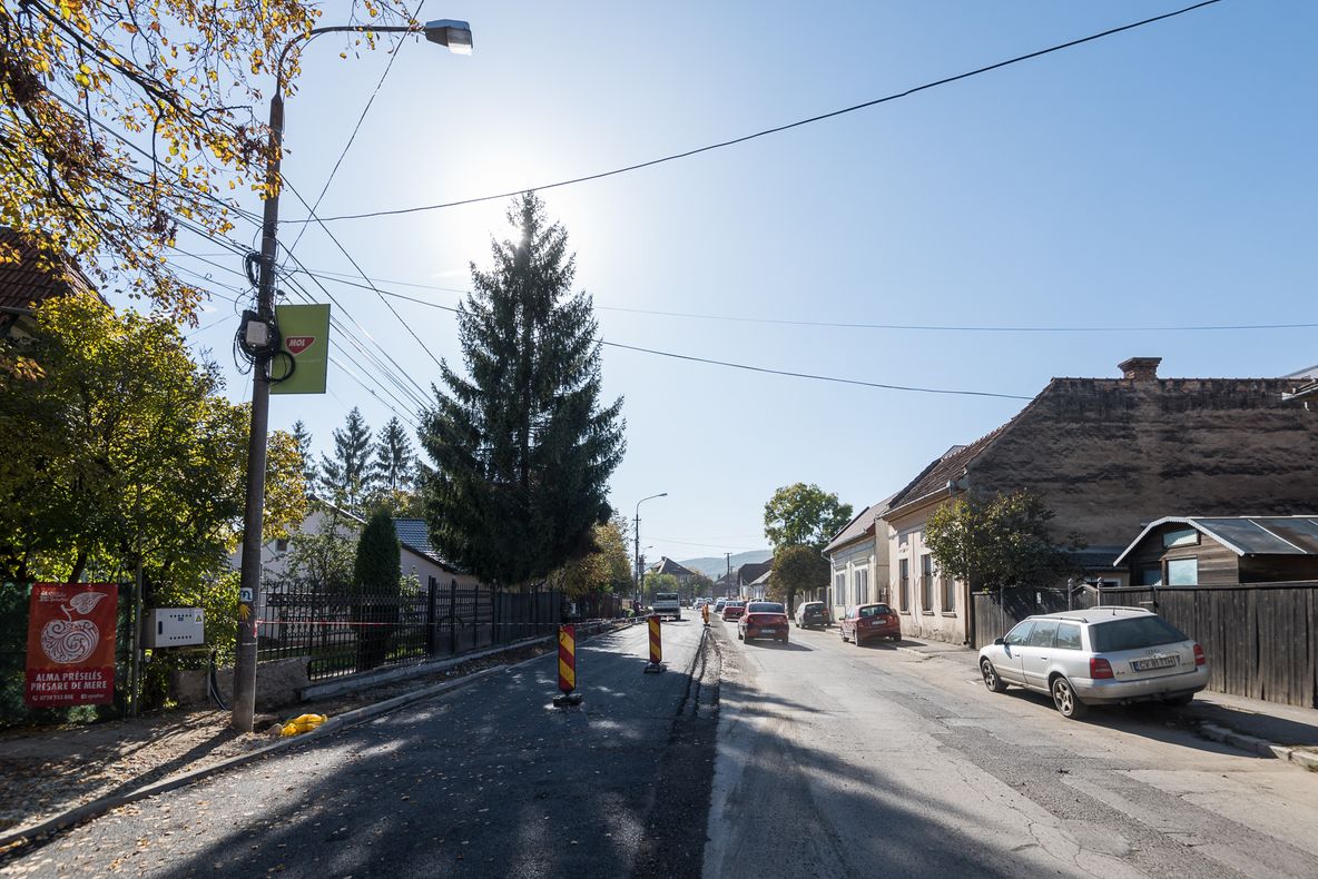 Lucrările de pe strada Kós Károly se mută pe sensul de ieşire din Sfântu Gheorghe