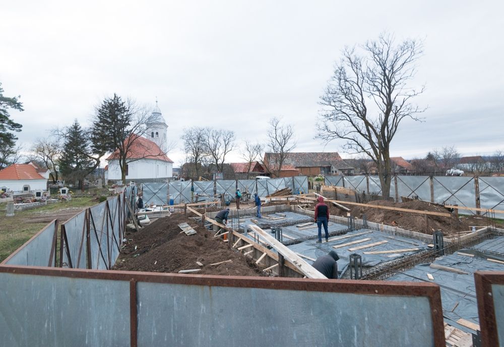 Lucrările de construcție a Casei funerare din Coşeni avansează