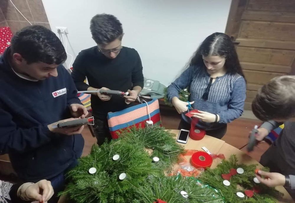 FOTO. Serviciul de Ajutor Maltez Sfântu Gheorghe, coronițe de Advent pentru bătrânii singuri