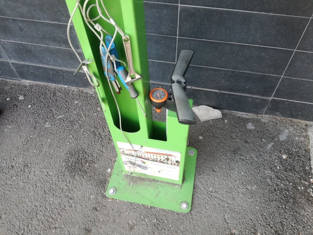Stația pentru biciclete din Sfântu Gheorghe, vandalizată din nou
