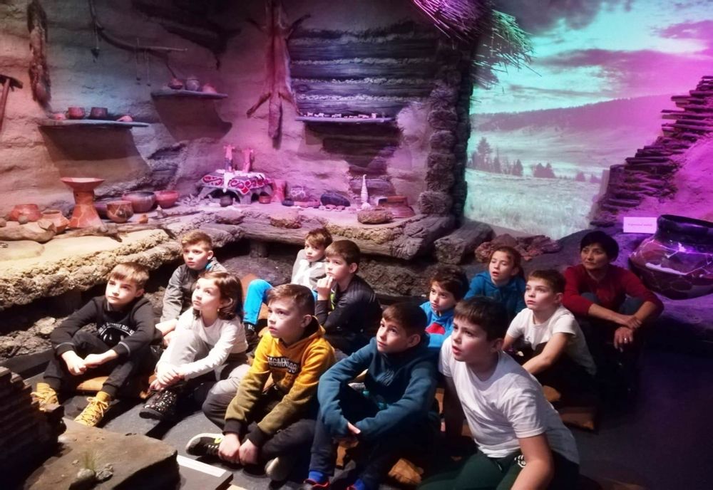 Proiectul educaţional “Micii meșteri populari” al MNCR s-a încheiat joi cu vizita elevilor clasei a III-a de la CNMV 