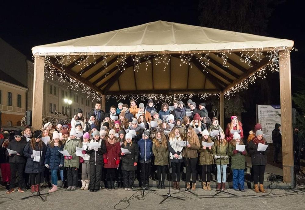 Şcolile, grădiniţele şi corurile, invitate la Târgul de Crăciun din Sfântu Gheorghe