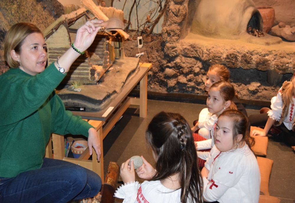 Continuă proiectul educaţional “Micii meșteri populari”. Elevii clasei a II-a de la CNMV în vizită la MNCR 