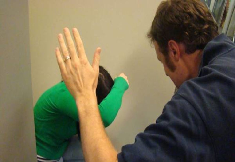 Un bărbat din Barcani nu va mai dormi acasă în următoarele zile, după ce și-a agresat concubina