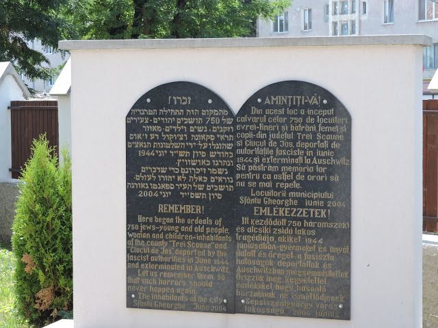 52 de pietre funerare în memoria copiilor uciși la Auschwitz, în Parcul Memorial al Evreilor din Sfântu Gheorghe