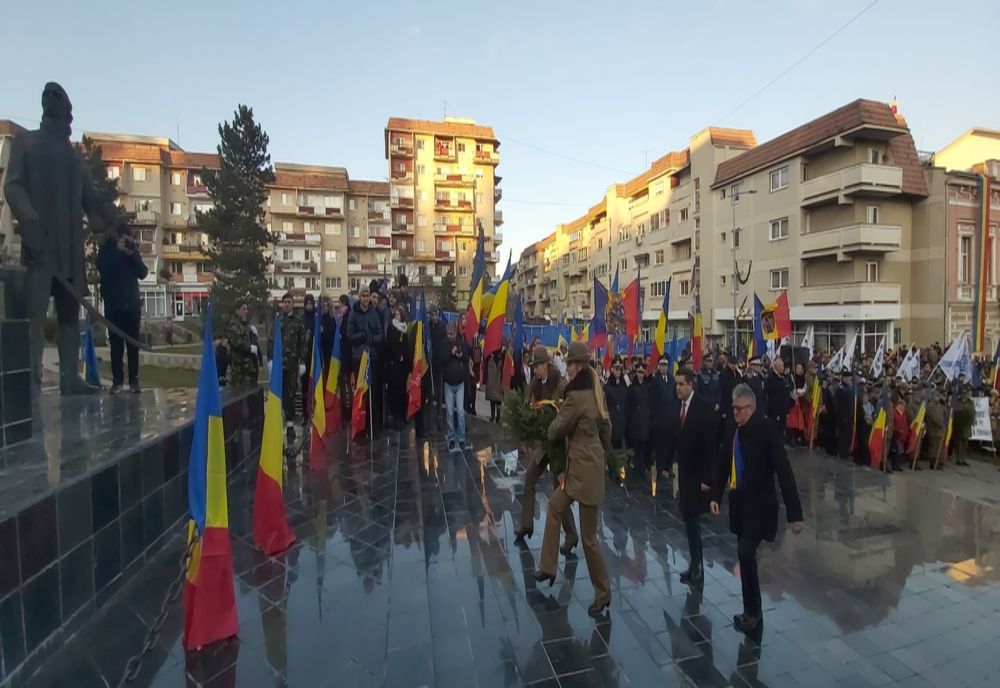 FOTO/VIDEO. Spectacol aviatic, defilare și depuneri de coroane, la Sfântu Gheorghe, de Ziua Națională a României