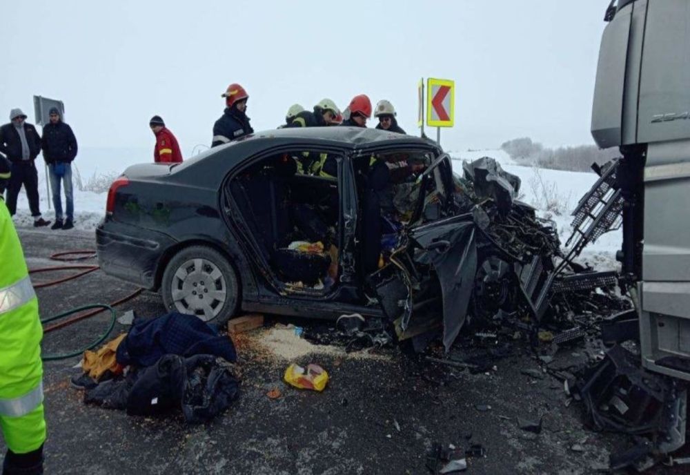 Tânără de 23 de ani rănită grav după o ce a intrat cu mașina pe contrasens