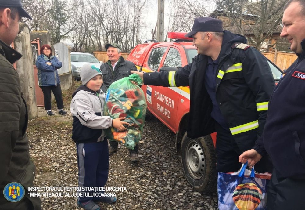 FOTO. Pompierii covăsneni, ajutoarele lui Moș Crăciun pentru peste 40 de familii nevoiașe