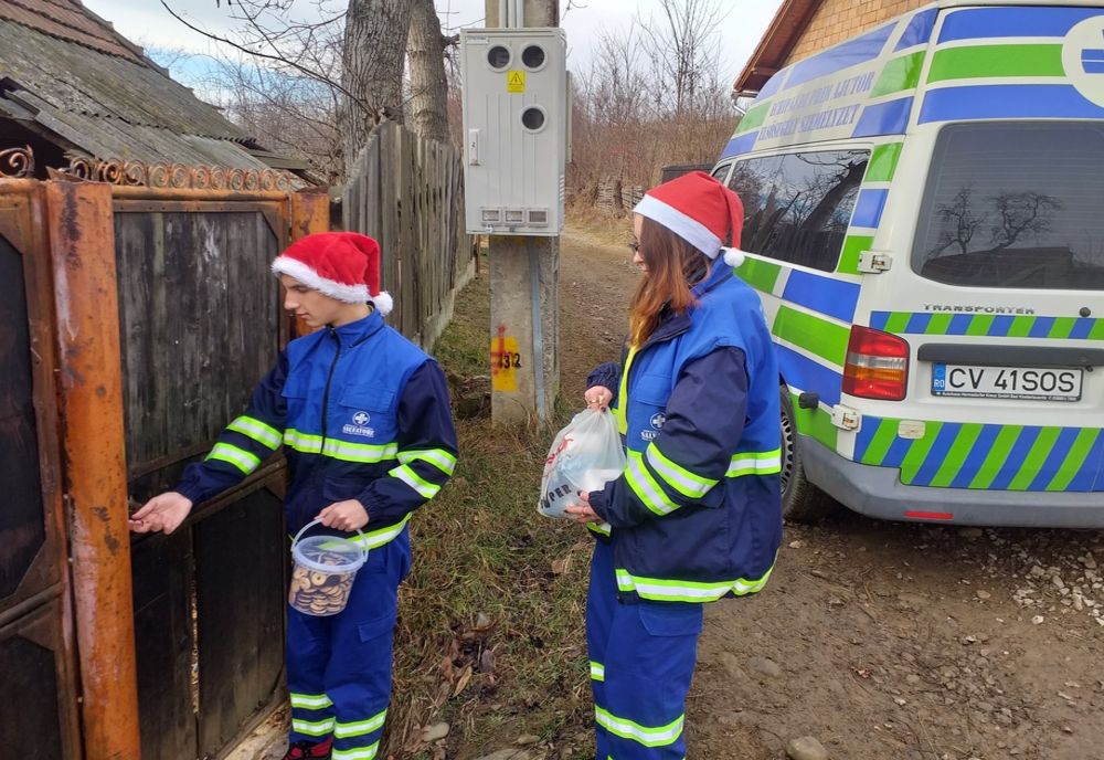 Voluntarii Asociației Salvatore, sute de pachete cu alimente, dulciuri, jucării și haine, distribuite familiilor nevoiașe din județ