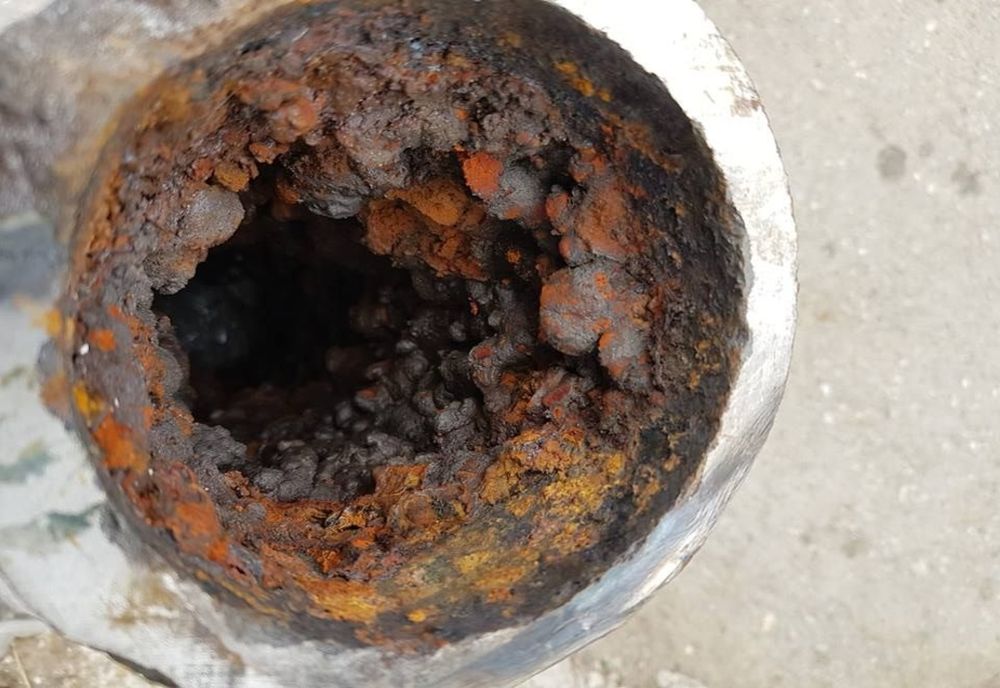 Conductele vechi afectează calitatea apei potabile la Târgu Secuiesc