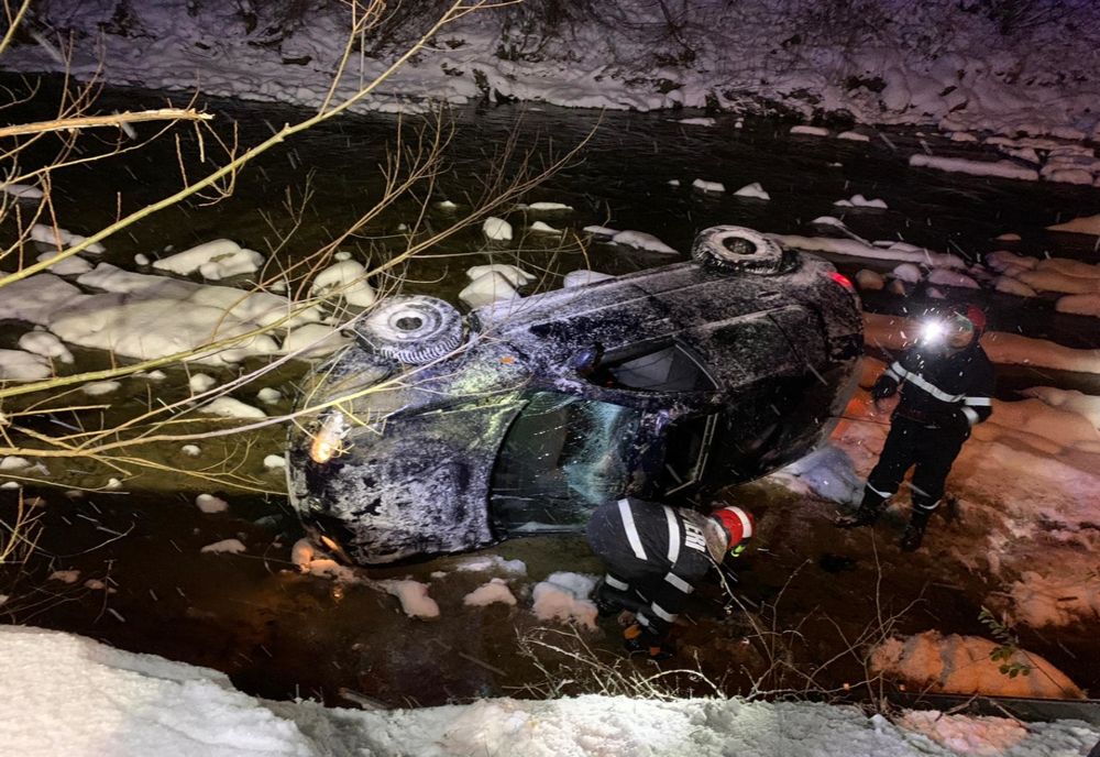 Peste 40 de intervenţii ale pompierilor covăsneni în minivacanţa de Crăciun. O mașină a ajuns în râul Buzău