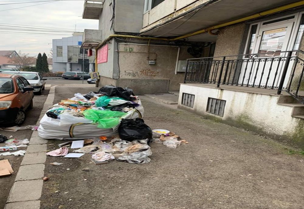 Străzile din Sfântu Gheorghe „decorate” cu gunoaie după petrecerea de Revelion