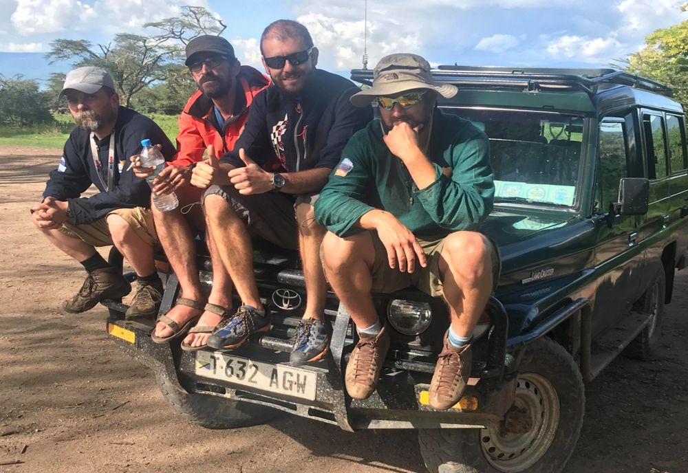 Doi covăsneni pornesc într-o expediție transafricană cu mașinile de teren