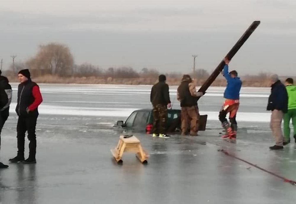 Bărbatul care a căzut cu mașina în Lacul Reci, amendat cu 1.000 de lei pentru „tulburarea liniştii publice”
