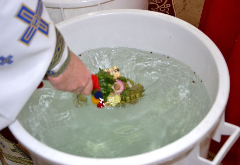 Peste 2.000 de litri de apă sfințită pentru Bobotează la Catedrala Ortodoxă din Sfântu Gheorghe