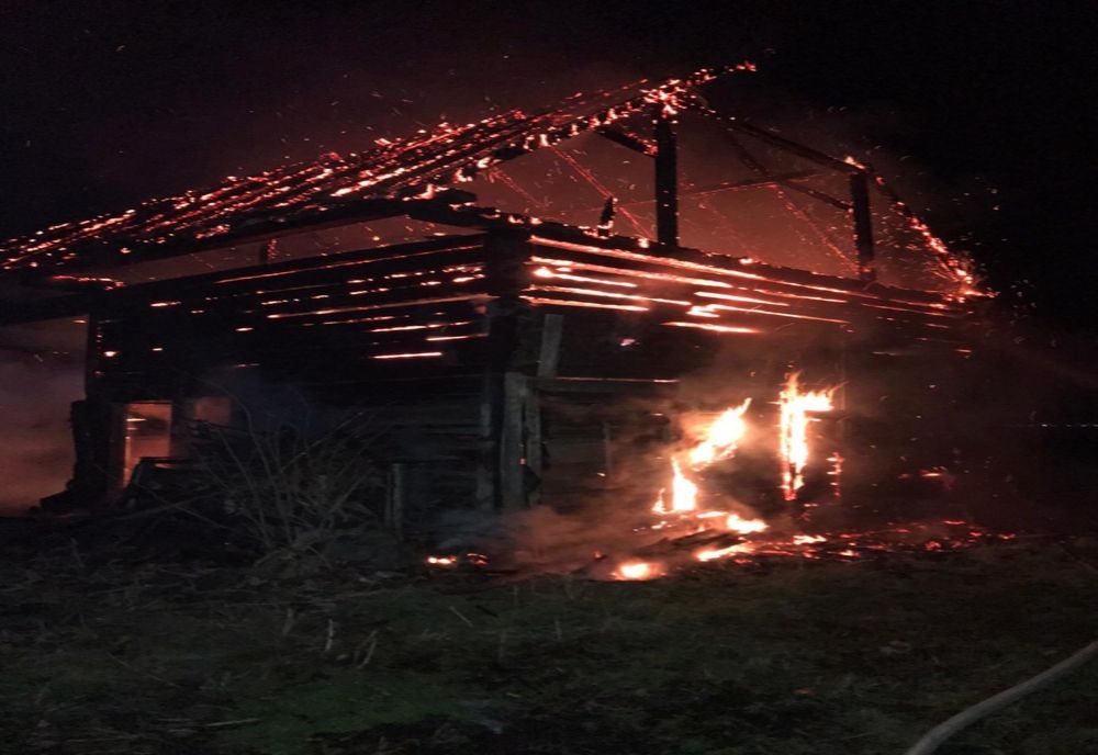 O șură din Brateș a ars ca o torță din cauza unei țigări