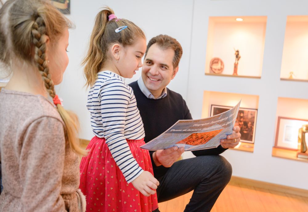 FOTO. Peste 100 elevi și copii de grădiniță, premiați de Primăria Sfântu Gheorghe pentru cele mai interesante desene de lumini proiectate în decembrie pe clădirea Teatrului „Tamási Áron”