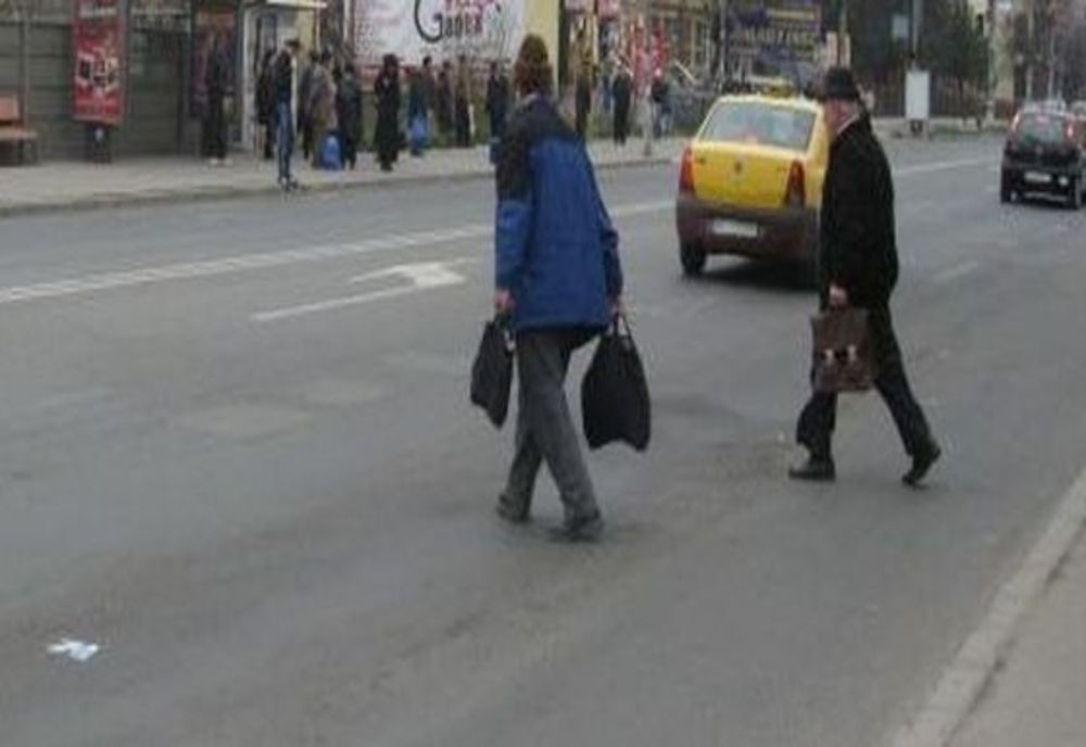 Atenție pe unde traversați strada! Bărbat de 60 de ani din Sfântu Gheorghe, la spital după ce s-a repezit în fața unei mașini