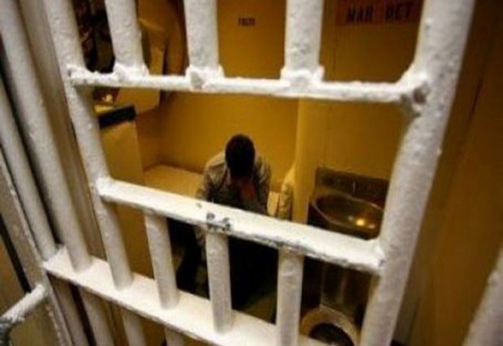 Ce condiții au deținuții în arestul preventiv al IPJ Covasna: aer condiționat, masă de ping-pong, TV, biciclete eliptice și bibliotecă