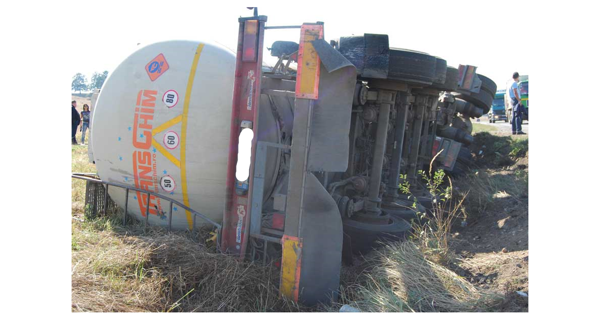 Șofer neatent de 75 de ani, a răsturnat o autuotilitară pe DN11 în județul Covasna