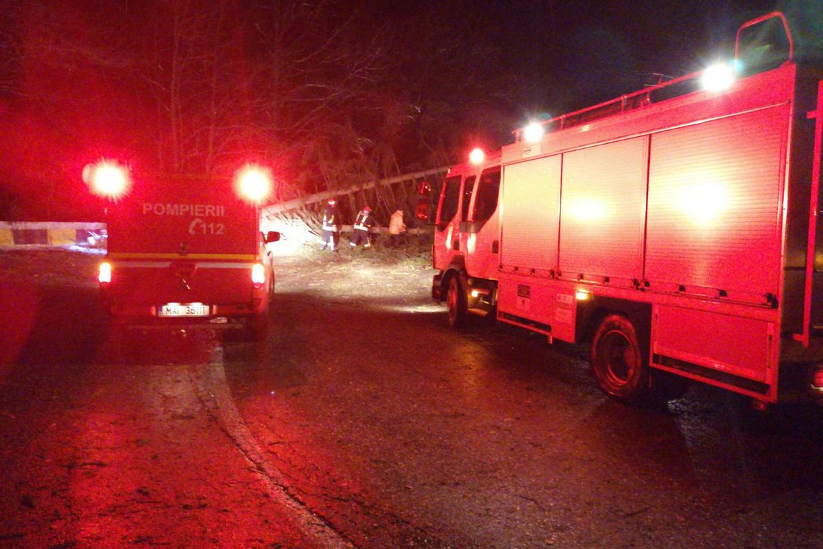 Copaci rupți, drumuri închise, accidente și incendii în ultimele ore, în urma vremii nefavorabile