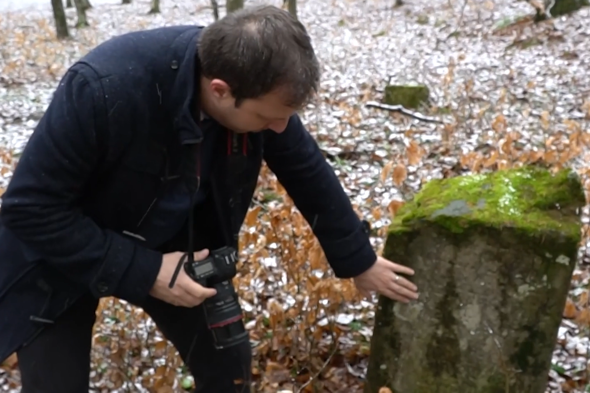 Cimitirul mozaic din Vâlcele a dispărut. Hoții au vândut pietrele funerare