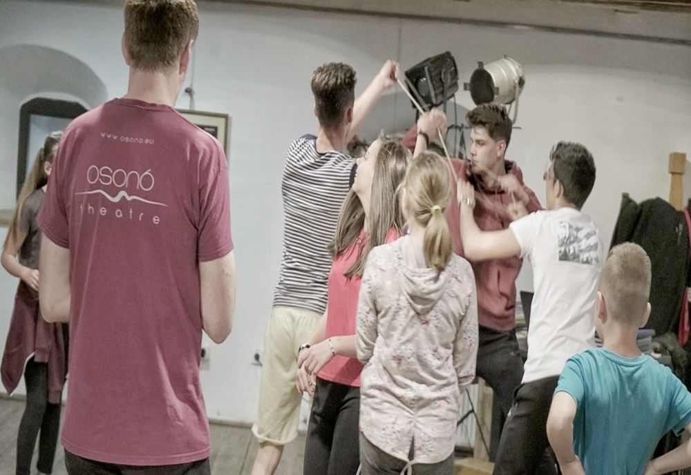 Educaţie prin teatru în Ungaria, cu Trupa Osonó din Sfântu Gheorghe