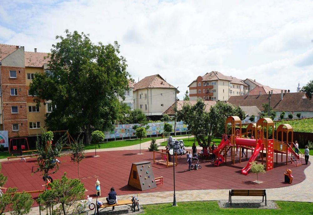 Parcurile, zonele de agrement și terenurile de joacă din Târgu Secuiesc se închid. Comerțul ambulant cu produse agricole este interzis