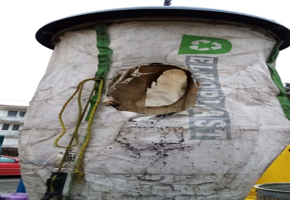 Cos de gunoi semiingropat incendiat de 7 ori la Sfântu Gheorghe. TEGA face un apel la locuitori să sune la 112 dacă sunt martorii unor astfel de scene