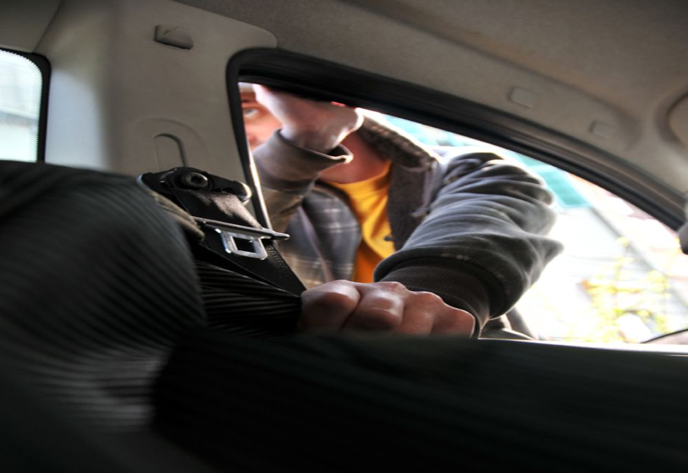 Nu vă lăsați mașinile și bunurile nesupravegheate!