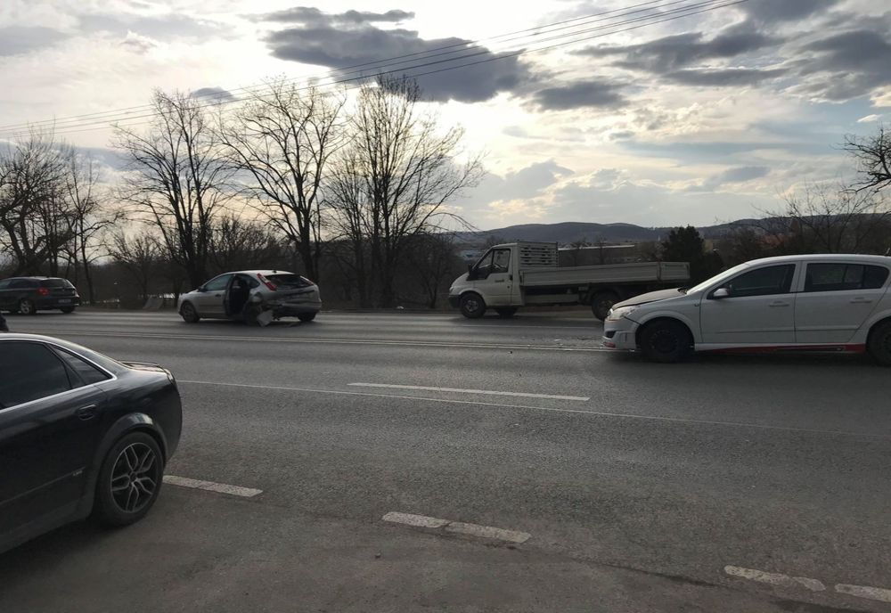 Femeie rănită după o tamponare între două mașini, la Sfântu Gheorghe