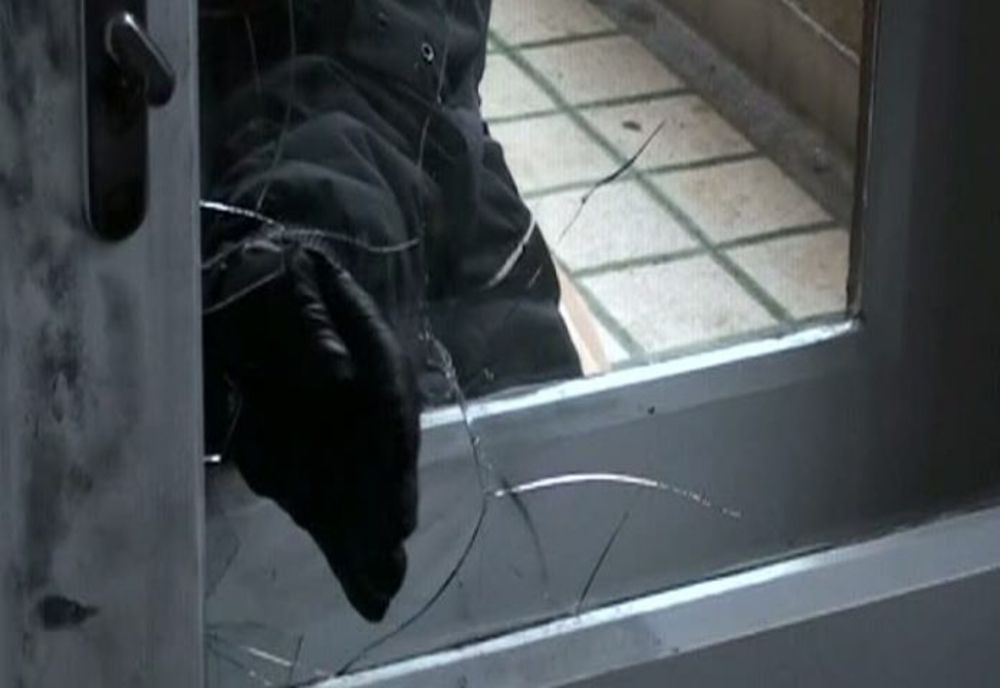 Încă un jaf în Ozun. Atacatorii au desfigurat doi bătrâni și le-au omorât câinii