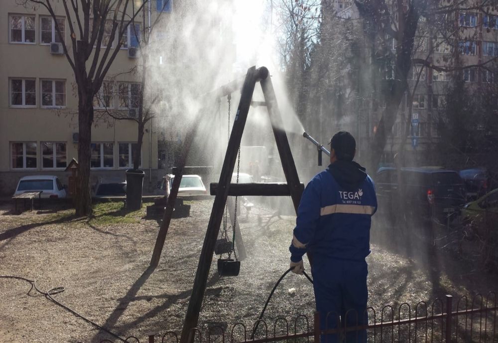 FOTO. TEGA a început dezinfectrea spaţiilor publice pentru prevenirea răspândirii coronavirusului