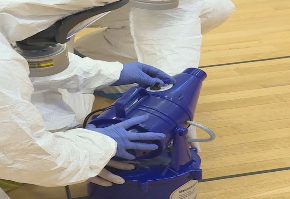 Începe dezinfectarea blocurilor din Târgu Secuiesc